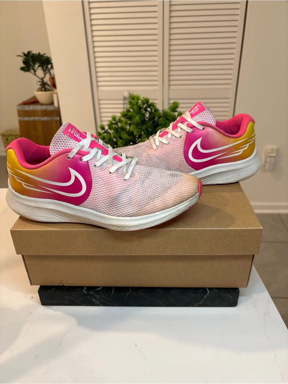 Nike Star Running Pink Womens running shoes size 7Y